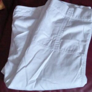 Ladies white capris with pockets in good condition size 6